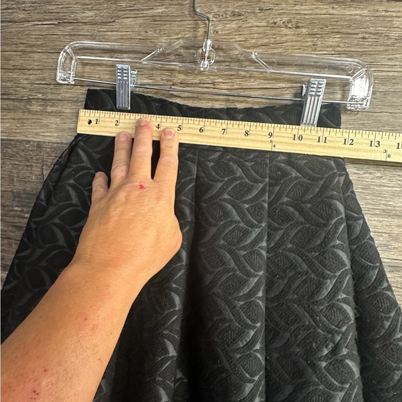 Elegant Black Patterned Skirt - Picture 2 of 6